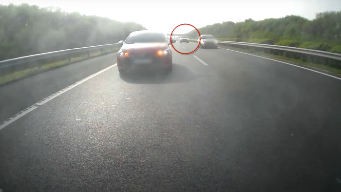 Döbbenetes felvételek az M7-esen a sorba csapódó száguldó autóról - videó