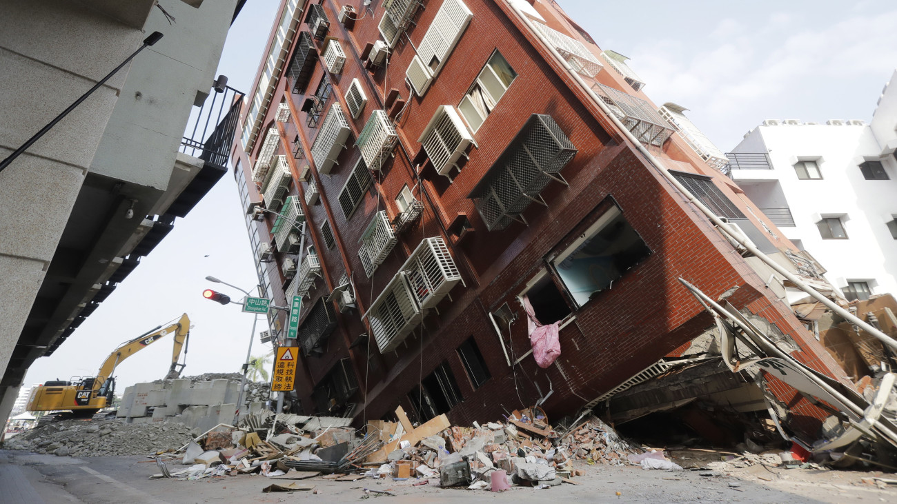 Megroggyant ház a kelet-tajvani Hualienben 2024. április 4-én, miután az előző nap 7,2-es erősségű, az utóbbi negyed század legerősebb földrengése volt Tajvanon. Kilenc ember életét vesztette, legalább kilencszáz megsérült, épületek, autópályák rongálódtak meg.