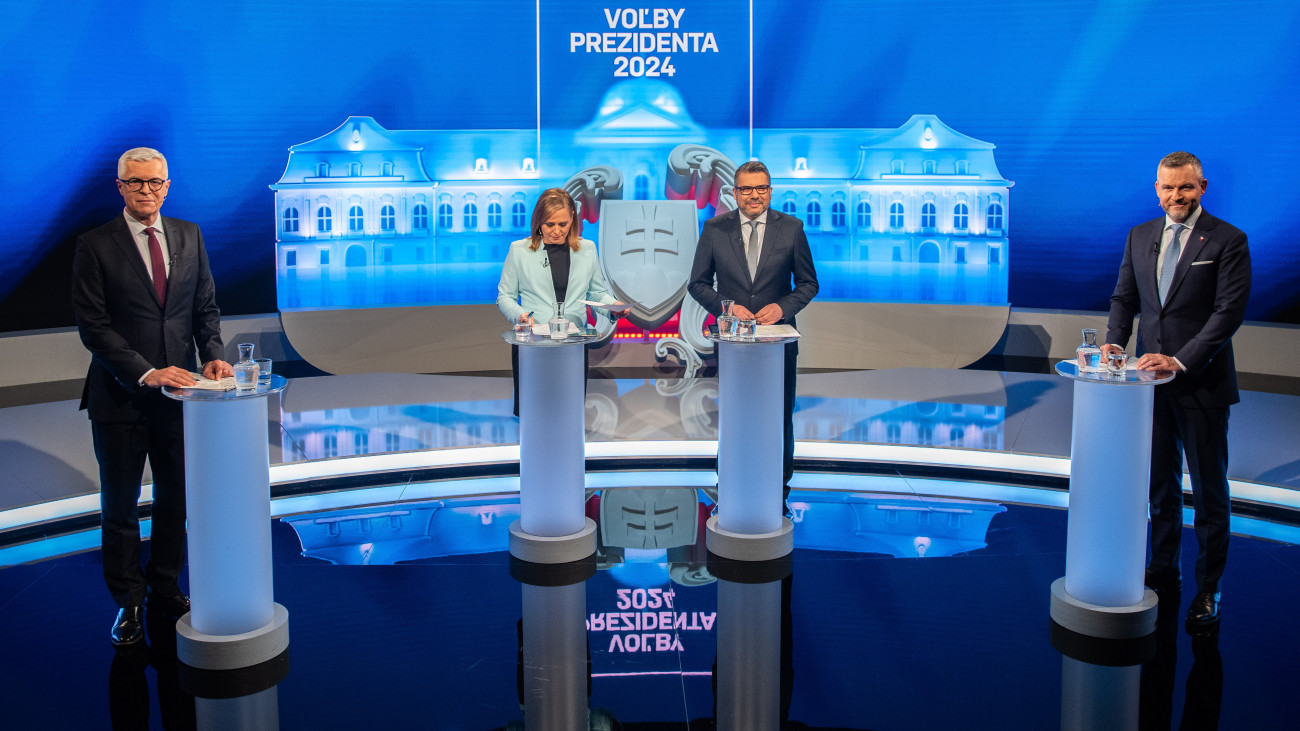 Peter Pellegrini, a szlovák parlament elnöke, a hárompárti kormánykoalíció második legerősebb pártja, a Hang (Hlas-SD) elnökjelöltje (j) és Ivan Korcok, a több ellenzéki párt támogatásával független jelöltként induló volt szlovák külügyminiszter (b) a televíziós vitája előtt Pozsonyban 2024. április 3-án. Az elnökválasztás második fordulóját április 6-án tartják Szlovákiában.
