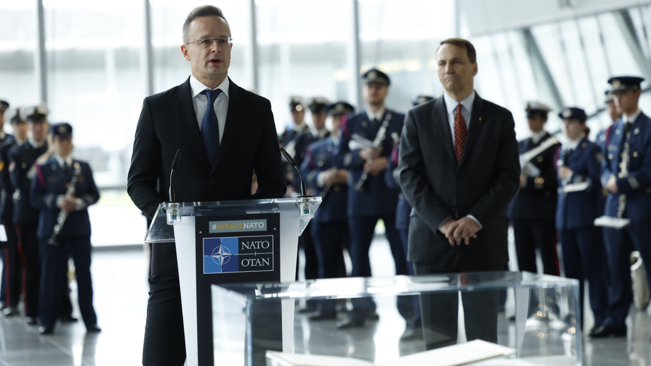Szijjártó Péter külgazdasági és külügyminiszter a washingtoni szerződés eredeti példánya mögött állva beszél a NATO alapítása 75. évfordulójának alkalmából tartott ünnepségen a védelmi szervezet brüsszeli székházában a NATO kétnapos brüsszeli külügyminiszteri tanácsülésének második napján, 2024. április 4-én.