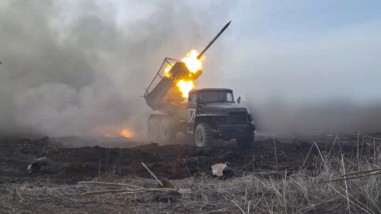 Az orosz védelmi minisztérium 2024. április 4-én közreadott videofelvételéről készített képen orosz tüzérek Grad rakéta-sorozatvetővel lövik az ukrán állásokat a kelet-ukrajnai Donyecki terület Oroszországhoz csatolt részén.