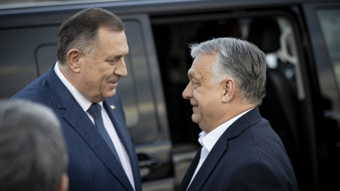 A Miniszterelnöki Sajtóiroda által közreadott képen Orbán Viktor miniszterelnököt (j) fogadja Milorad Dodik, a boszniai Szerb Köztársaság elnöke (b) Banja Luka repülőterén 2024. április 4-én.