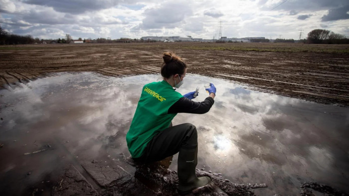 Jelentős mennyiségben talált káros oldószert a Greenpeace a Gödön kiömlött szennyvízben