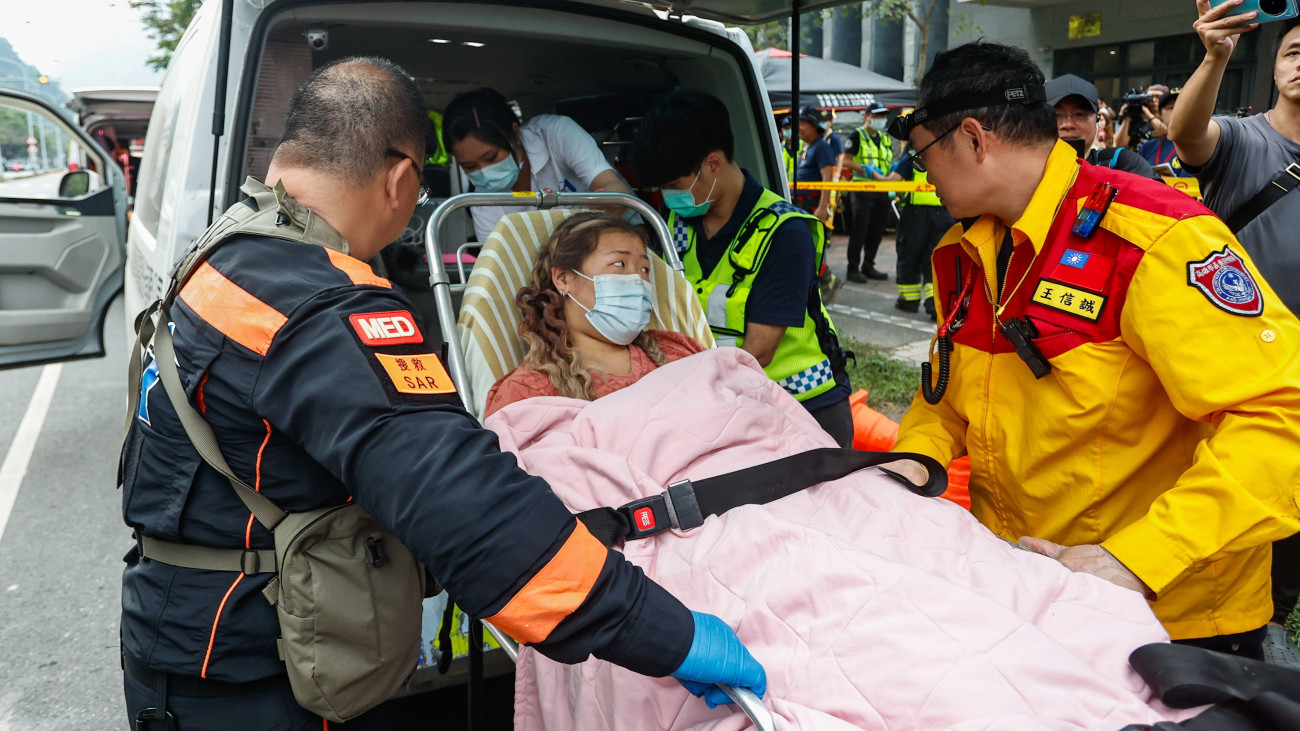 A Taroko Nemzeti Parkban megsebesült nőt tesznek mentőautóba a kelet-tajvani Hualienben 2024. április 4-én, miután az előző nap 7,2-es erősségű, az utóbbi negyed század legerősebb földrengése volt Tajvanon. Kilenc ember életét vesztette, legalább kilencszáz megsérült, épületek, autópályák rongálódtak meg.