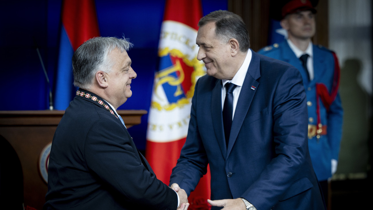 A Miniszterelnöki Sajtóiroda által közreadott képen Orbán Viktor miniszterelnök (b) átveszi a boszniai Szerb Köztársaság Érdemrendje láncon kitüntetést Milorad Dodiktól, a boszniai Szerb Köztársaság elnökétől Banja Lukában 2024. április 5-én.