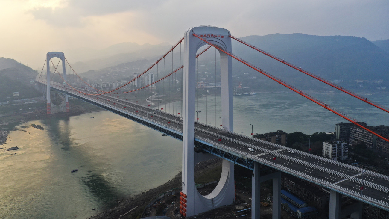 A Kuocsiate híd a Jangce folyó fölött a délnyugat-kínai Csungcsingban a megnyitása napján, 2023. január 18-án. Az 1403,8 méter hosszú híd két pillére közötti fesztávolság 720 méter.
