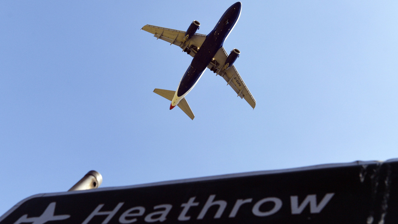 A 2018. június 28-i képen utasszállító repülőgép leszállni készül a londoni Heathrow repülőtéren. 2020. február 27-én a londoni felsőbíróság fellebbviteli tanácsa helyt adott annak a fellebbezésnek, amelyet Sadiq Khan londoni polgármester, az érintett községi tanács és környezetvédő csoportok nyújtottak be a repülőtér harmadik pályájának megépítéséről hozott kormányzati döntés ellen. A végzés szerint a brit kormány figyelmen kívül hagyta azokat a kötelezettségeket, amelyeket Nagy-Britannia a károsanyag-kibocsátás csökkentésére vállalt a párizsi klímaegyezmény keretében.
