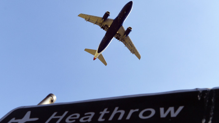 Egymásnak ütközött két repülő a Heathrow repülőtéren – videó