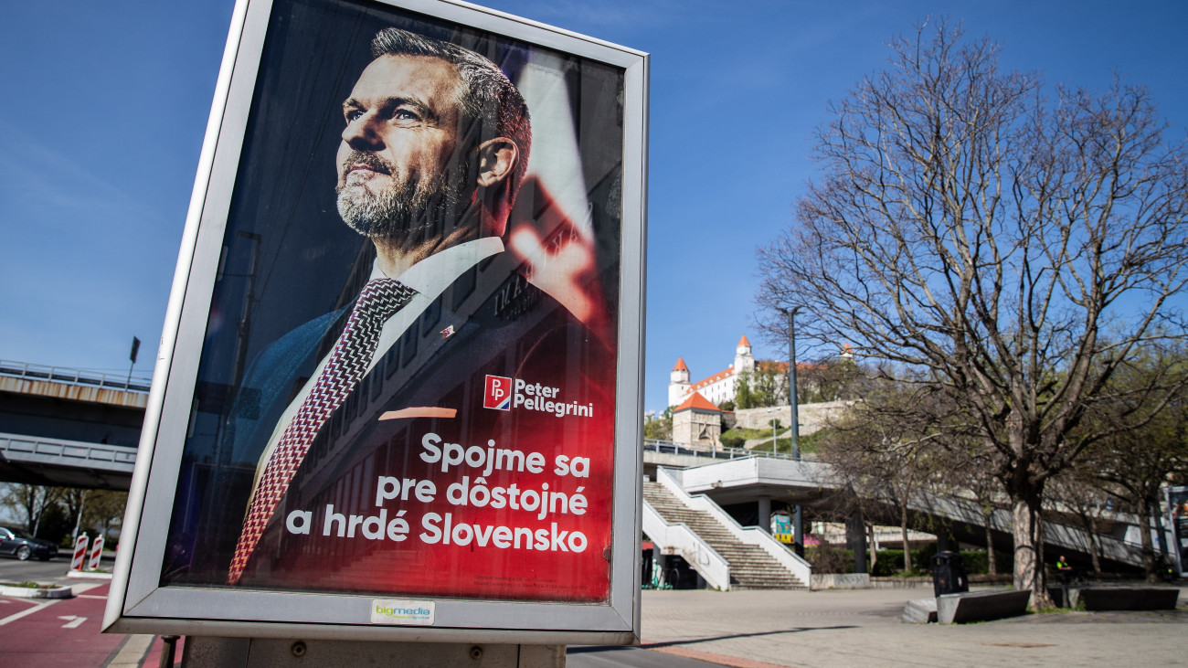 Peter Pellegrini szlovák parlamenti elnök, a Hang (Hlas-SD) párt vezetője, elnökjelölt választási plakátja Pozsonyban 2024. április 3-án. Az első fordulót Ivan Korcok korábbi külügyminiszter nyerte a szavazatok 42,51 százalékával, a második helyen Pellegrini végzett 37,02 százalékkal, így ők ketten kerültek be az április 6-i második fordulóba.