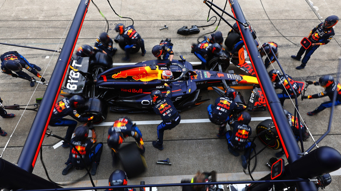 SUZUKA, JAPAN - APRIL 07: Max Verstappen of the Netherlands driving the (1) Oracle Red Bull Racing RB20 makes a pitstop during the F1 Grand Prix of Japan at Suzuka International Racing Course on April 07, 2024 in Suzuka, Japan. (Photo by Mark Thompson/Getty Images)