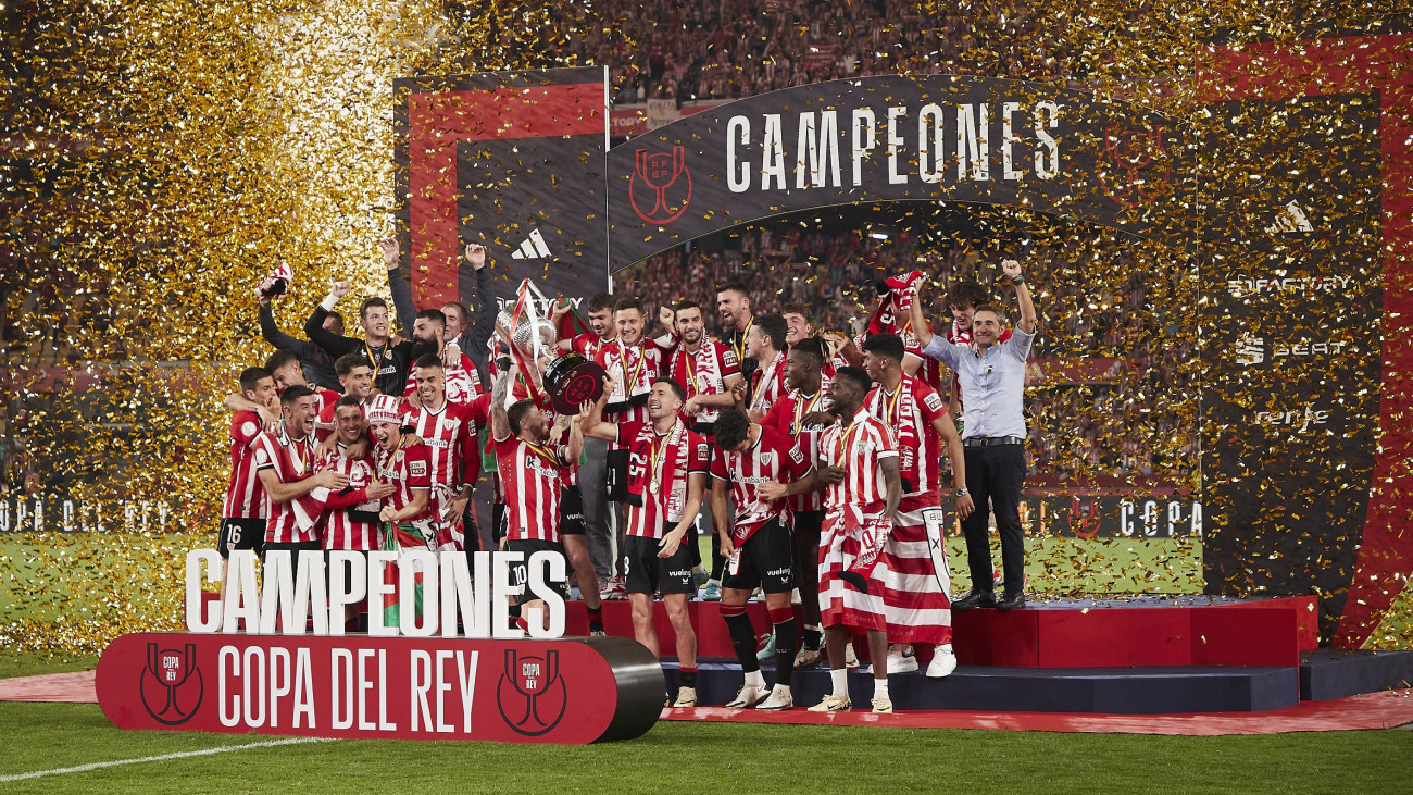 SEVILLE, SPAIN - APRIL 06: Athletic Club players celebrate the victory of the Spanish Copa del Rey after the Spanish Copa del Rey final football match between Athletic Club and RCD Mallorca at la Cartuja stadium in Seville, Spain, on April 06, 2024. (Photo by Federico Titone/Anadolu via Getty Images)