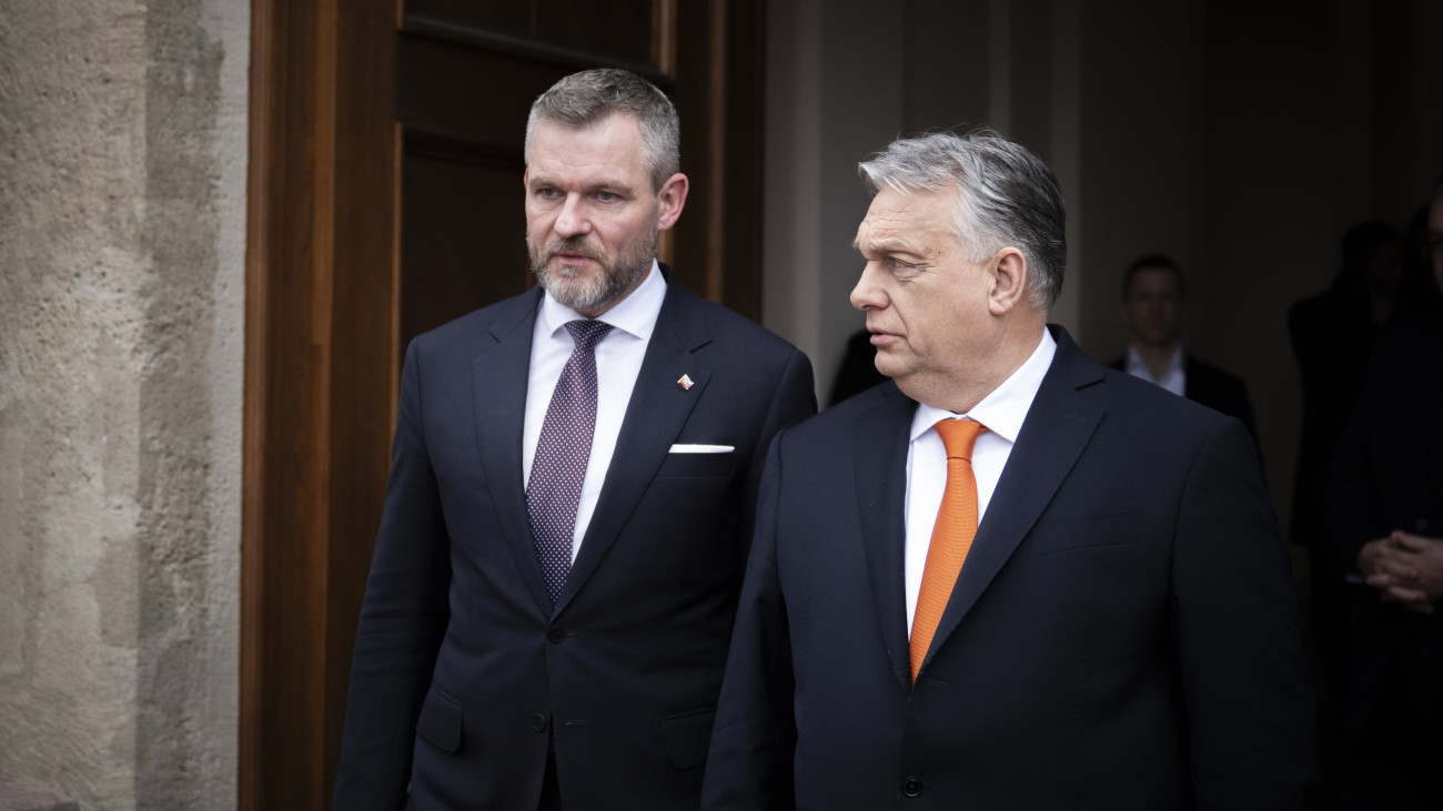 A Miniszterelnöki Sajtóiroda által közreadott képen Orbán Viktor miniszterelnök (j) fogadja Peter Pellegrinit, a szlovák parlament, a nemzeti tanács elnökét a Karmelita kolostorban 2024. március 11-én.