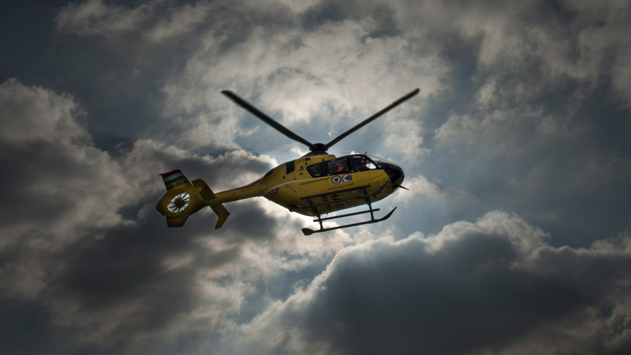 Az Országos Mentőszolgálat (OMSZ) új, kéthajtóműves, EC 135 típusú helikoptere a budaörsi bázis felett 2014. október 27-én. Teljessé vált a magyar mentőhelikopter-állomány korszerűsítése, az OMSZ mind a hét mentőhelikopter-állomásán olyan gépek szolgálnak, amelyek megfelelnek az európai uniós követelményeknek.
