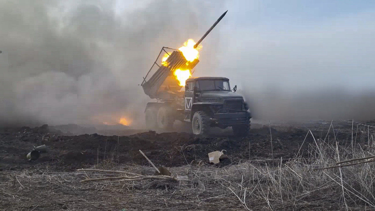 Az orosz védelmi minisztérium 2024. április 4-én közreadott videofelvételéről készített képen orosz tüzérek Grad rakéta-sorozatvetővel lövik az ukrán állásokat a kelet-ukrajnai Donyecki terület Oroszországhoz csatolt részén.