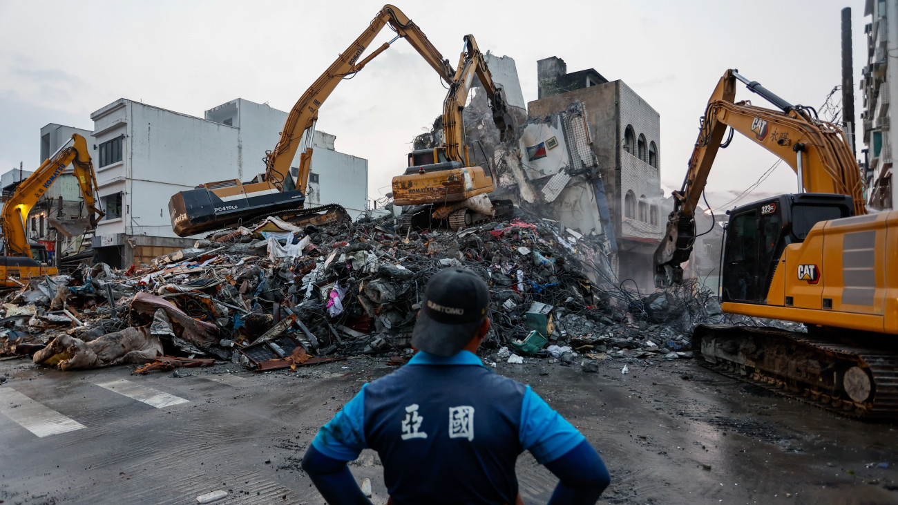 Összedőlt lakóház romjait takarítják el munkagéppel a kelet-tajvani Hualienben 2024. április 4-én, miután az előző nap 7,2-es erősségű, az utóbbi negyed század legerősebb földrengése volt Tajvanon. Kilenc ember életét vesztette, legalább kilencszáz megsérült, épületek, autópályák rongálódtak meg.