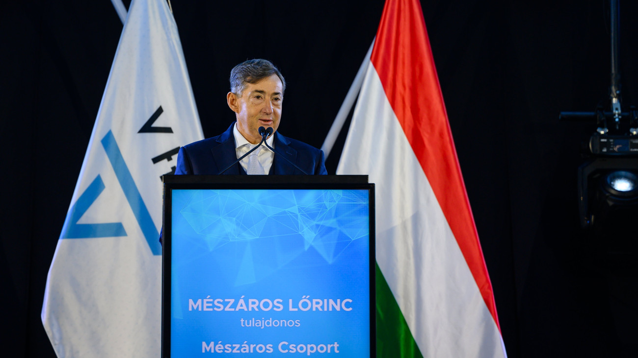 Mészáros Lőrinc, a Mészáros Csoport tulajdonosa beszédet mond Balatonalmádiban az első V-Híd mérnök konferencia első napján, 2024. január 23-án.