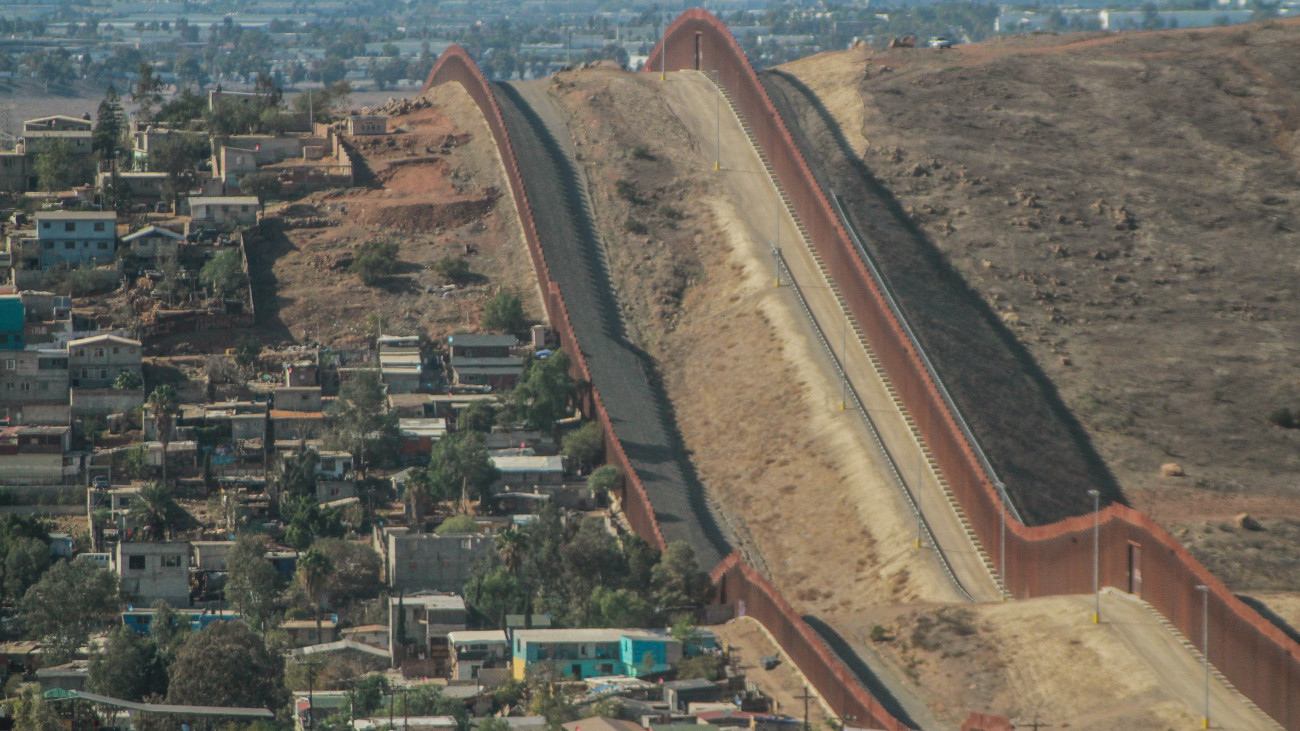 Tijuana, 2021. január 22.Az amerikai-mexikói határkerítés a Baja California mexikói állambeli Tijuanában 2021. január 21-én, egy nappal Joe Biden amerikai elnök beiktatása után. Biden egyik első rendeletében leállíttatta az amerikai-mexikói határfal építkezését.
