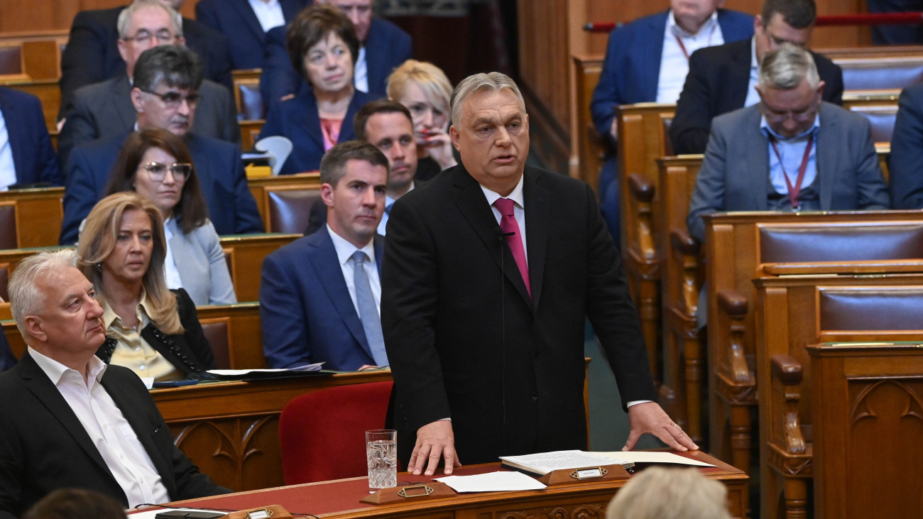 Orbán Viktor miniszterelnök azonnali kérdésre válaszol az Országgyűlés plenáris ülésén 2024. április 8-án. Orbán Viktor mellett Semjén Zsolt miniszterelnök-helyettes (b).