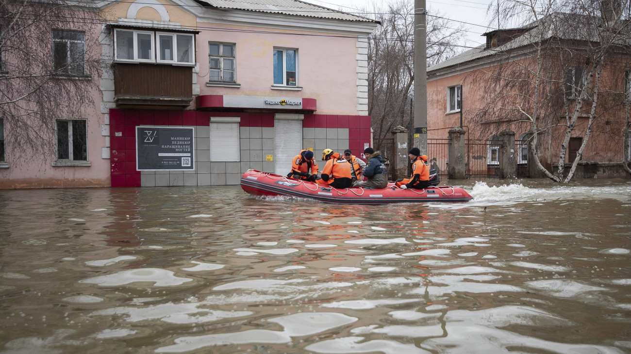 Mentőalakulatok tagjai gumicsónakkal közlekednek az oroszországi Orszkban, a kazah határ közelében pusztító árvíz idején 2024. április 8-án. Három nappal korábban az Urál-hegységben történt gyors hóolvadás miatt hirtelen megemelkedett az Urál-folyó szintje, és áttörte a várost védő gátat. Az eláraszott házak száma tízezer fölé emelkedett, eddig 6100 embert evakuáltak, halálesetről egyelőre nem tudni. A folyó menti településeken további árvizekre lehet számítani.