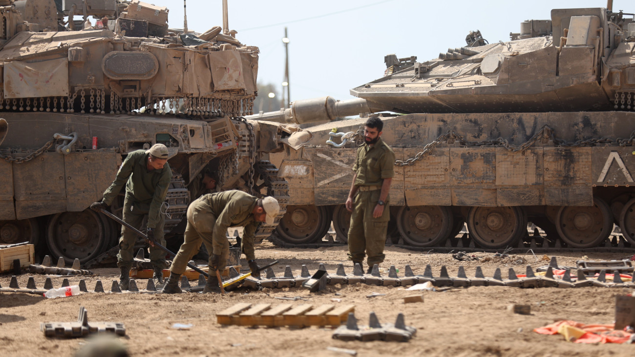 Izraeli harckocsizók karbantartást végeznek Dél-Izraelben 2024. április 8-án, miután kivonultak a Gázai övezet déli részén fekvő Hán-Júniszból. A Hamász palesztin iszlamista szervezet fegyveresei 2023. október 7-én támadást indítottak Izrael ellen, az izraeli haderő pedig válaszul légi és szárazföldi hadműveleteket hajt végre a Gázai övezetben.