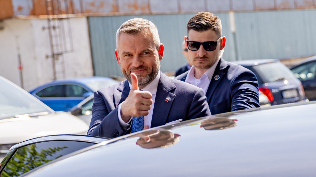 A szlovák államfőválasztáson győztes Peter Pellegrini parlamenti elnök, a Hang (Hlas-SD) párt vezetője felvételre érkezik a JOJ tévécsatorna pozsonyi stúdiójába 2024. április 7-én, a voksolás második fordulóját követő napon. Pellegrinit június 15-én iktatják be az államfői hivatalba.