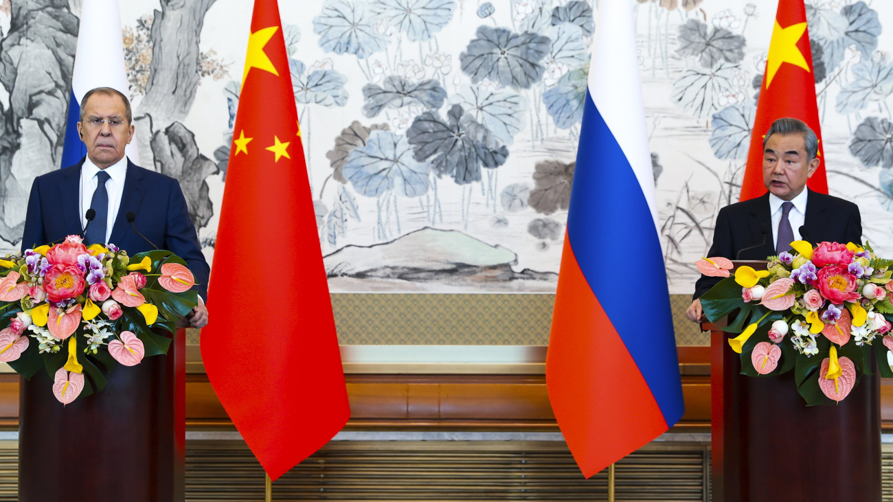 Az orosz külügyminisztérium sajtószolgálatának felvételén Szergej Lavrov orosz külügyminiszter (b) és kínai hivatali partnere, Vang Ji közös sajtóértekezletet tart Pekingben 2024. április 9-én.