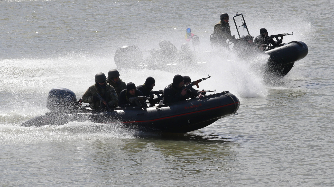 Román haditengerészek rohamcsónakokon a NATO vezetésével tartott Sea Shield 23 (Tengeri Pajzs 23) fedőnevű hadgyakorlaton a Duna-deltában fekvő Mahmudia közelében 2023. március 30-án. A manőverekben tíz NATO-tagállam, illetve Moldova és Georgia mintegy 3400 katonája vesz részt.