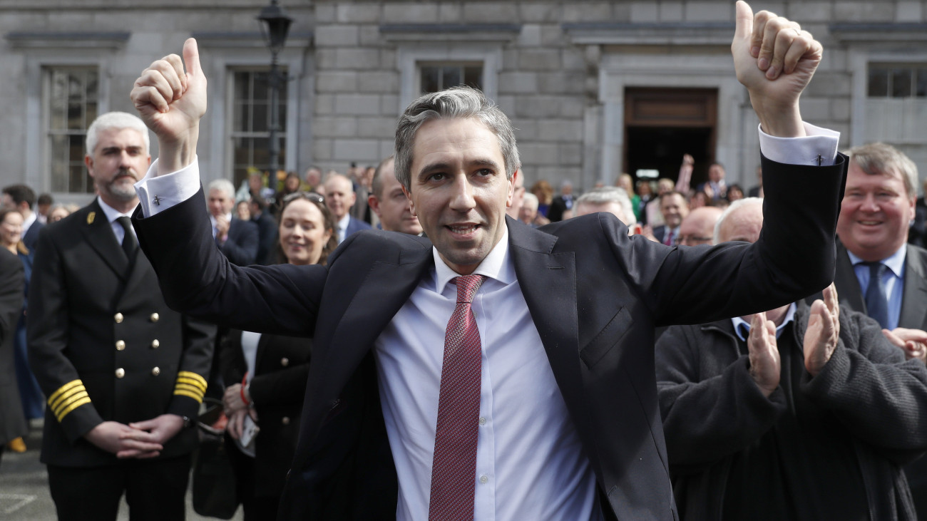 Simon Harris, a kereszténydemokrata Fine Gael párt új vezetője, miután a parlament megerősítette miniszterelnöki tisztségében 2024. április 9-én.