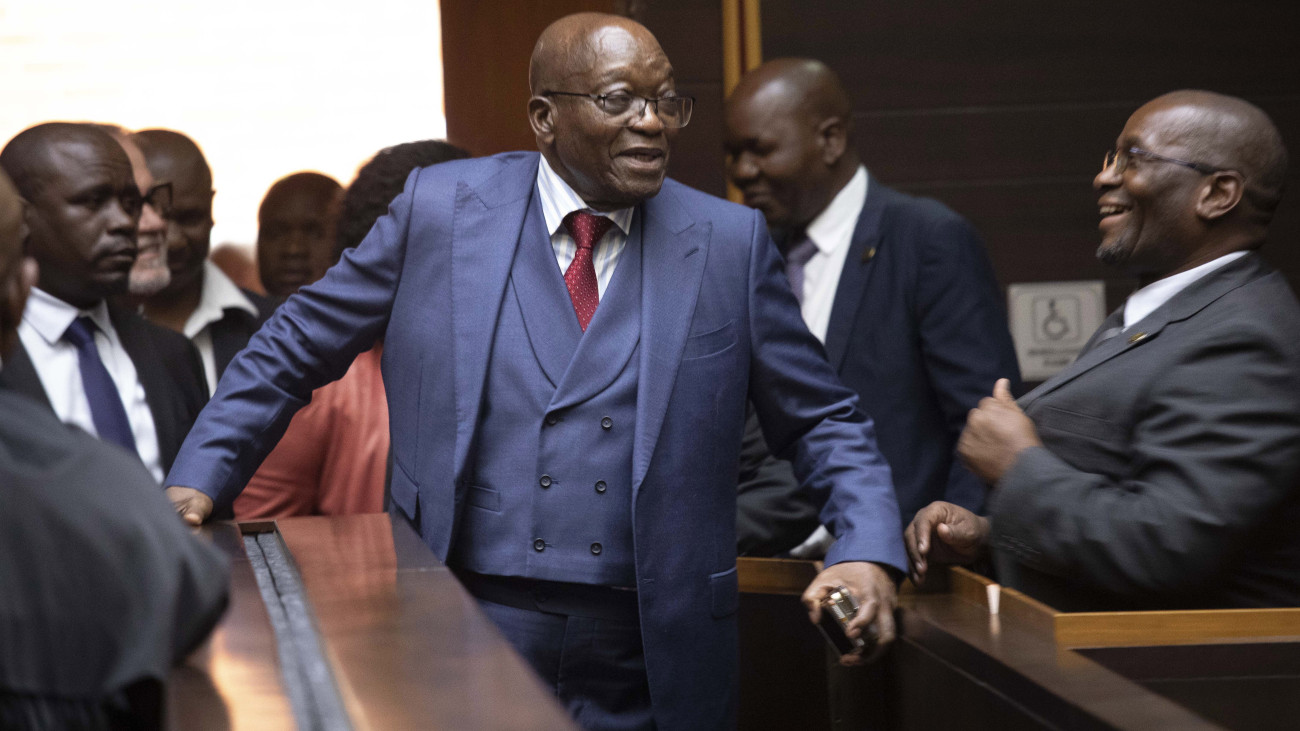 Jacob Zuma összeesküvéssel, korrupcióval, pénzmosással és csalással vádolt volt dél-afrikai elnök a pietermaritzburgi felsőbíróságon perének tárgyalásán 2023. április 17-én.
