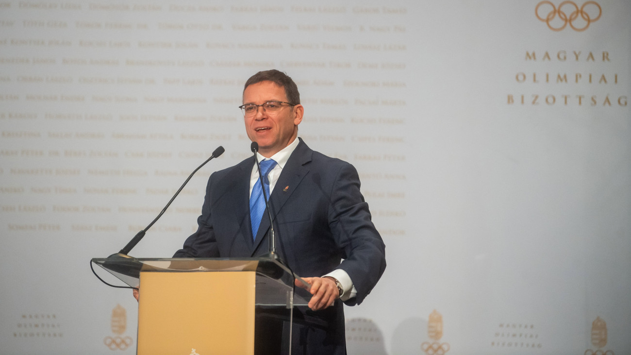 Fürjes Balázs, a Nemzetközi Olimpiai Bizottság novemberben megválasztott állandó tagja beszédet mond a Magyar Olimpiai Bizottság közgyűlésén a Pesti Vigadóban 2023. december 9-én.