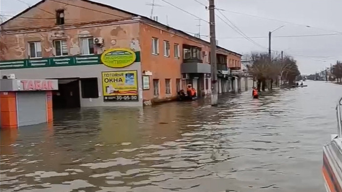 Oroszországi gátszakadás: nem vették figyelembe a korábbi árvizeket - már az ima sem segített - videó