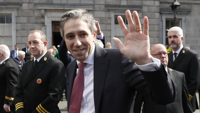 Hivatalba lépett Írország TikTok-miniszterelnöke – autista öccse miatt lépett politikusi pályára