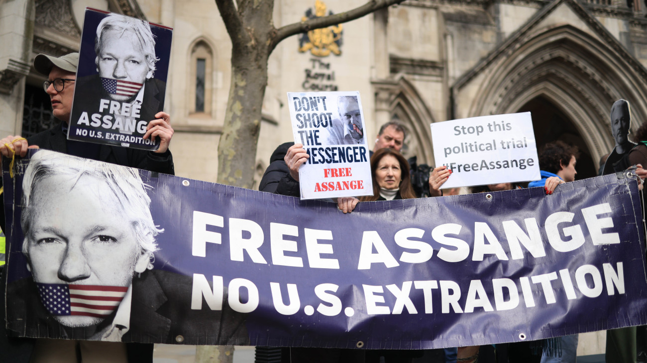 London, 2024. március 26.Julian Assange ausztrál újságíró támogatói tüntetnek Londonban 2024. március 26-án, miután a brit legfelsőbb bíróság megadta a lehetőséget Assange számára, hogy fellebbezzen a kiadatását elrendelő korábbi döntés ellen. Assange-t, a WikiLeaks-portál alapítóját az Egyesült Királyságban tartják fogva és az Egyesült Államoknak való kiadatása előtt áll, hogy kémkedés és számítógépes visszaélés vádjával bíróság elé álljon. Assange hét évet önkéntes száműzetésben töltött Ecuador londoni nagykövetségén, öt éve pedig a brit főváros szigorúan őrzött Belmarsh börtönben van kiadatási őrizetben.
