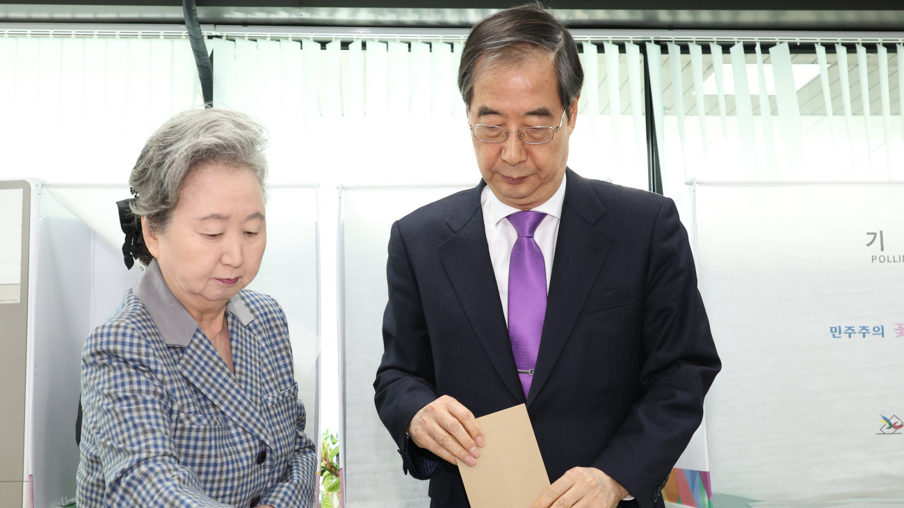 Han Dokszu dél-koreai miniszterelnök és a felesége, Csve Ahjung a parlamenti választások korai szavazásán voksol Szöulban 2024. április 5-én.