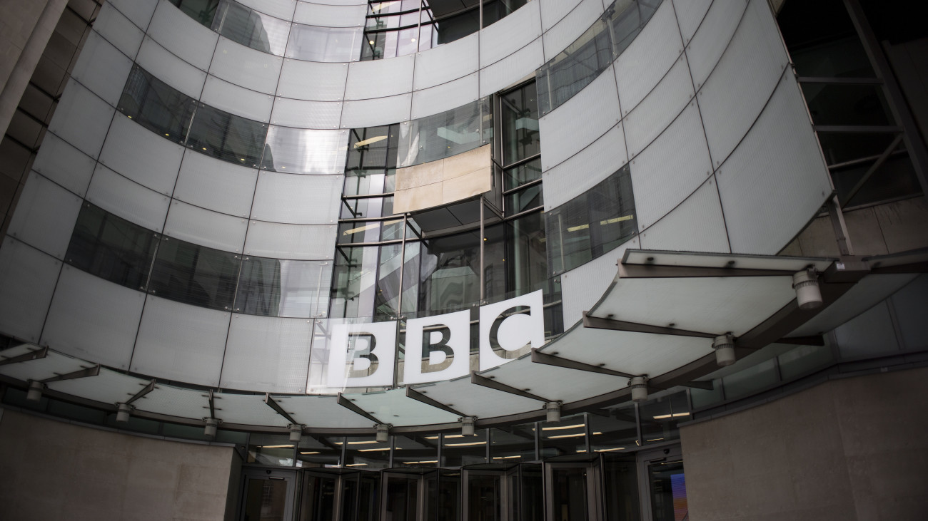 London, 2023. március 12.A BBC brit közszolgálati rádió- és tévétársaság londoni székháza 2023. március 12-én. Az előző napra a munkatársak sorozatos visszalépése miatt a BBC szinte összes sportműsora műsorvezető és stáb nélkül maradt, miután a BBC televízió március 10-én felfüggesztette Gary Lineker egykori angol válogatott labdarúgó műsorvezetői megbízatását. Ezt megelőzően Lineker élesen bírálta a konzervatív párti brit kormány bevándorlási törvénytervezettét.