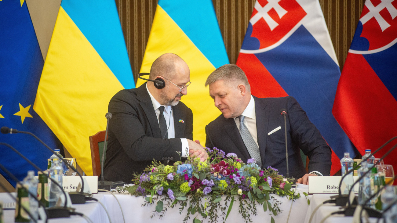 Robert Fico szlovák kormányfő (j) és Denisz Smihal ukrán miniszterelnök a szlovák és az ukrán kormány együttes ülésén a szlovákiai Nagymihályon 2024. április 11-én.