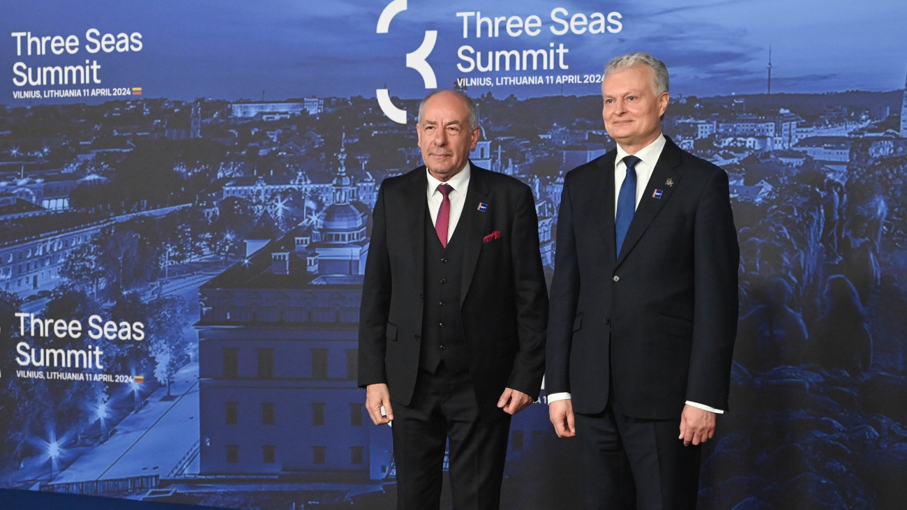 Sulyok Tamás köztársasági elnököt (b) fogadja Gitanas Nauseda litván elnök a Három Tenger Kezdeményezés csúcstalálkozón Vilniusban, a Nagyhercegi Palotában 2024. április 11-én. 