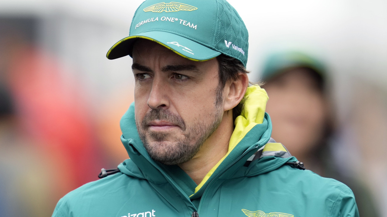 Fernando Alonso, az Aston Martin spanyol versenyzője a Forma-1-es autós gyorsasági világbajnokság Japán Nagydíjának első szabadedzésére érkezik a szuzukai pályán 2024. április 5-én. A futamot április 7-én rendezik.