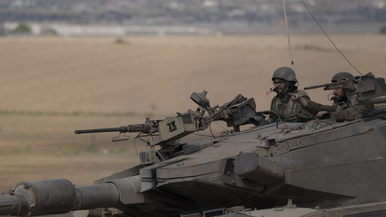 Izraeli katonák egy harckocsival járőröznek a Gázai övezet és Izrael határán 2024. április 9-én. A Hamász palesztin iszlamista szervezet fegyveresei 2023. október 7-én támadást indítottak Izrael ellen, az izraeli haderő pedig válaszul légi és szárazföldi hadműveleteket hajt végre a Gázai övezetben.