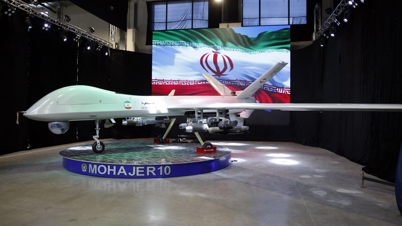 A Mohadzser 10 új iráni gyártmányú drón az iráni hadiipari nap alkalmából rendezett teheráni kiállításon 2023. augusztus 23-án.