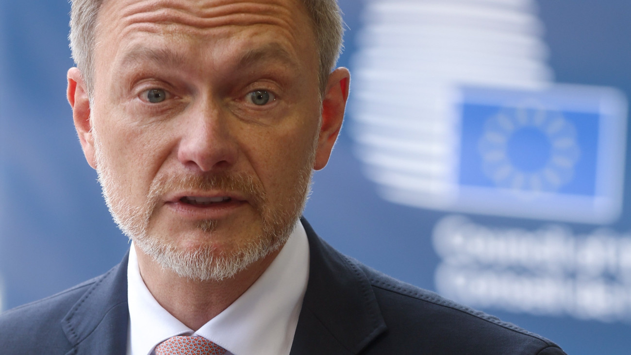 Christian Lindner német pénzügyminiszter nyilatkozik a sajtó képviselőinek, amint megérkezik az euróövezet pénzügyminisztereit tömörítő Eurócsoport tanácskozására Luxembourgban 2024. április 11-én.
