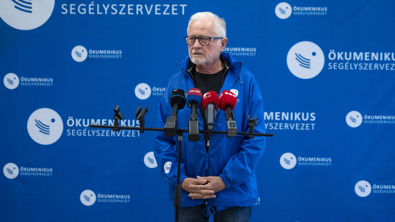 Lehel László, az Ökumenikus Segélyszervezet elnök-igazgatója beszédet mond a segélyszervezet csepeli központjában tartott sajtótájékoztatón 2023. november 14-én. A központ működését a Mol egy 20 millió forint értékű napelemparkkal segíti.