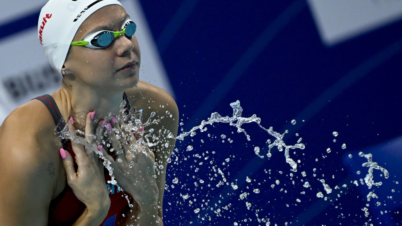 A későbbi győztes Kapás Boglárka a női 800 méteres gyorsúszás döntője előtt az úszó országos bajnokságon a Duna Arénában 2024. április 12-én.
