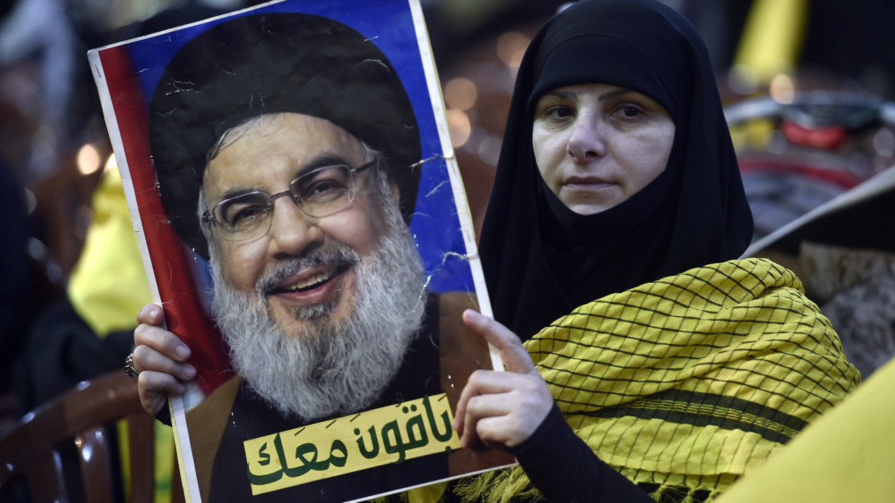 Haszan Naszrallah sejk, az Irán és Szíria támogatását élvező Hezbollah radikális libanoni síita szervezet vezetőjének portréját viszi egy nő Bejrútban a ramadán szent böjti hónap utolsó péntekjén, az évenkénti al-Kudsz (Jeruzsálem) napján 2024. május 5-én. Az al-Kudsz napot az iráni iszlám köztársaság alapítója, Khomeini ajatollah vezette be az 1979-es forradalom idején tiltakozásul Kelet-Jeruzsálem 1967-es izraeli annektálása miatt, és a palesztinok melletti kiállás demonstrálására.
