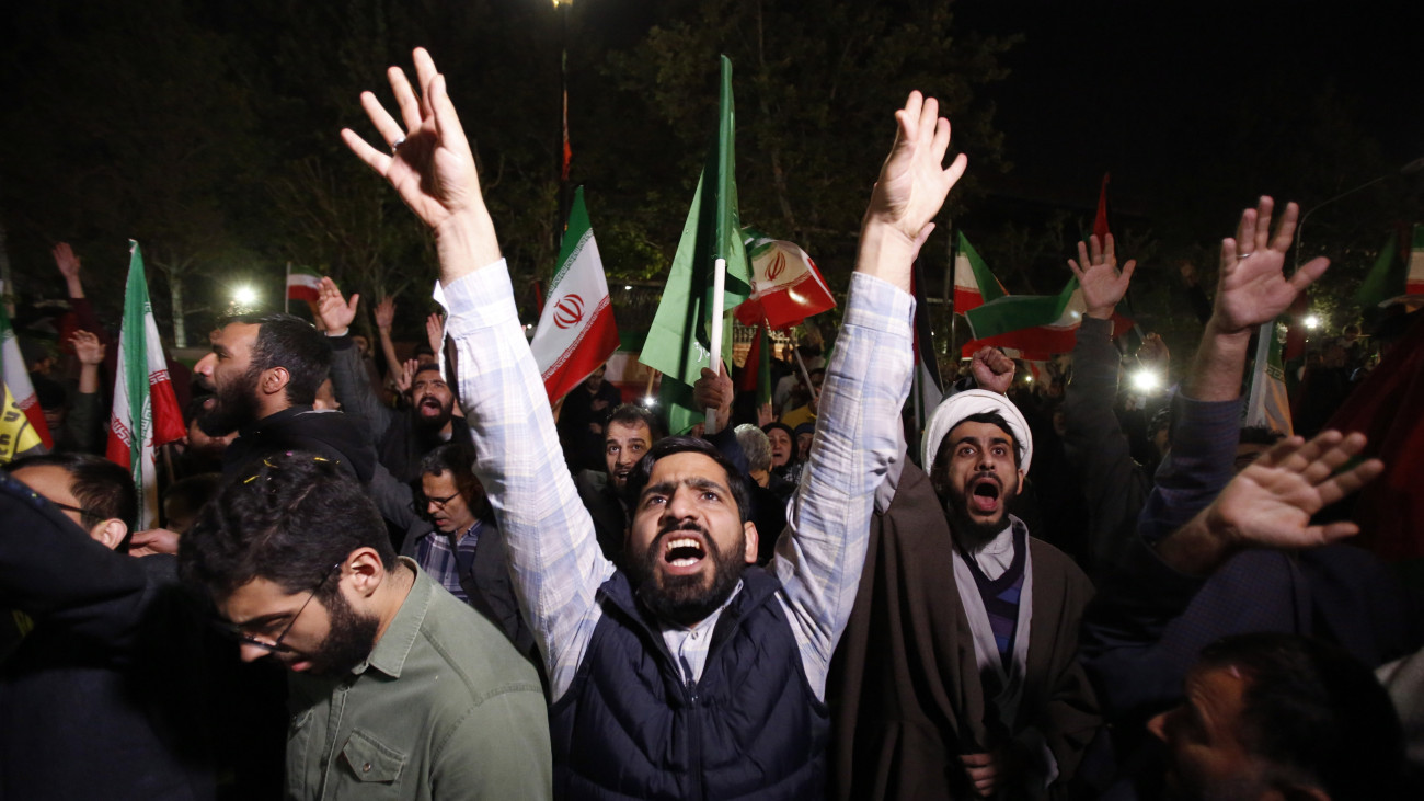 Irániak ünnepelnek Teheránban 2024. április 14-én hajnalban, miután a Forradalmi Gárda bejelentette, hogy drónok és rakéták százait indította izraeli célpontok ellen. Az iráni állami médiában idézett közlemény szerint a támadás válasz arra a légicsapásra, amelyet Izrael hajtott végre Irán damaszkuszi konzulátusa ellen.