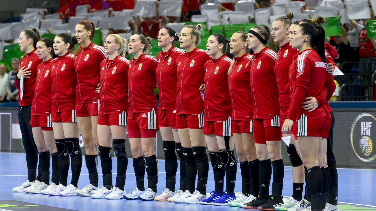 A magyar csapat a női kézilabda olimpiai selejtezőtorna 3. fordulójában játszott Magyarország - Japán mérkőzés előtt a debreceni Főnix Arénában 2024. április 14-én.