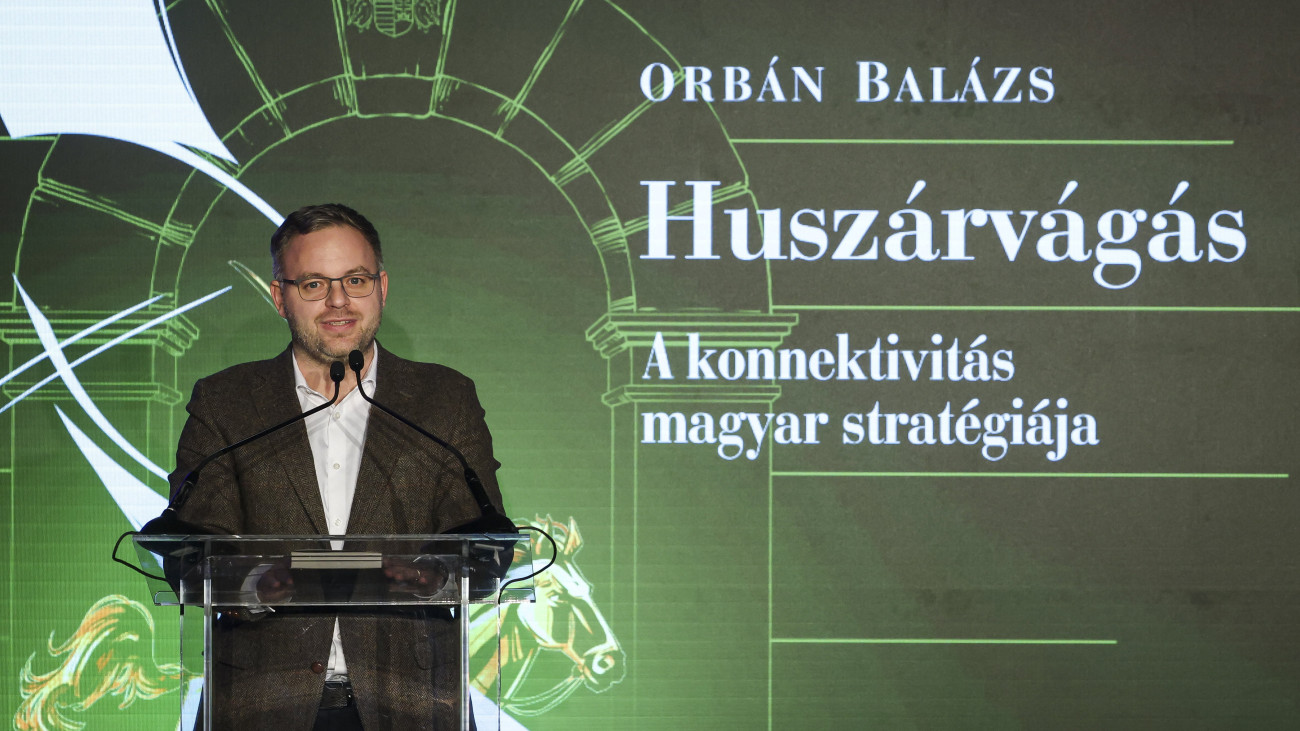 Orbán Balázs, a miniszterelnök politikai igazgatója beszédet mond az új könyvének, a Huszárvágás - A magyar konnektivitás stratégiája című kötet bemutatóján Budapesten, a Mathias Corvinus Collegium (MCC) Hunyadi Mátyás-termében 2023. december 12-én. 
