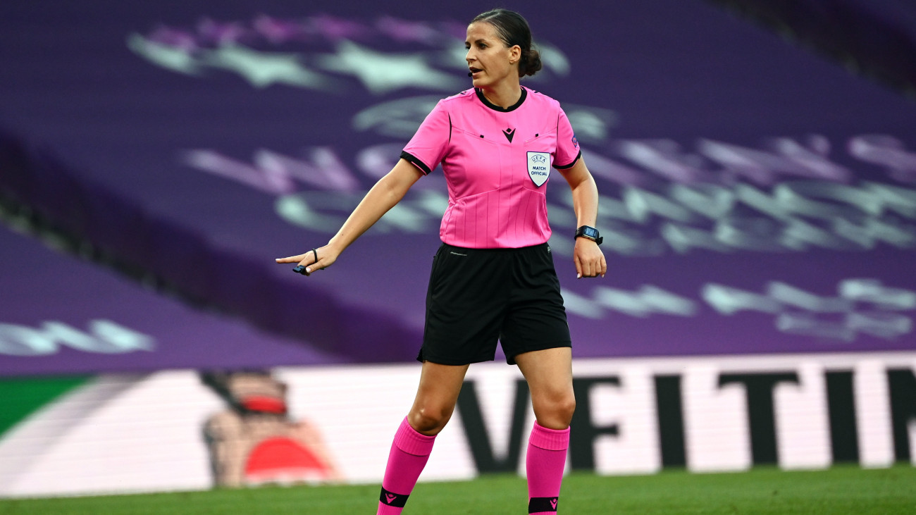 Kulcsár Katalin játékvezető a női labdarúgó Bajnokok Ligájának elődöntőjében játszott  Wolfsburg-Barcelona mérkőzésen a spanyolországi San Sebastiánban 2020. augusztus 26-án.