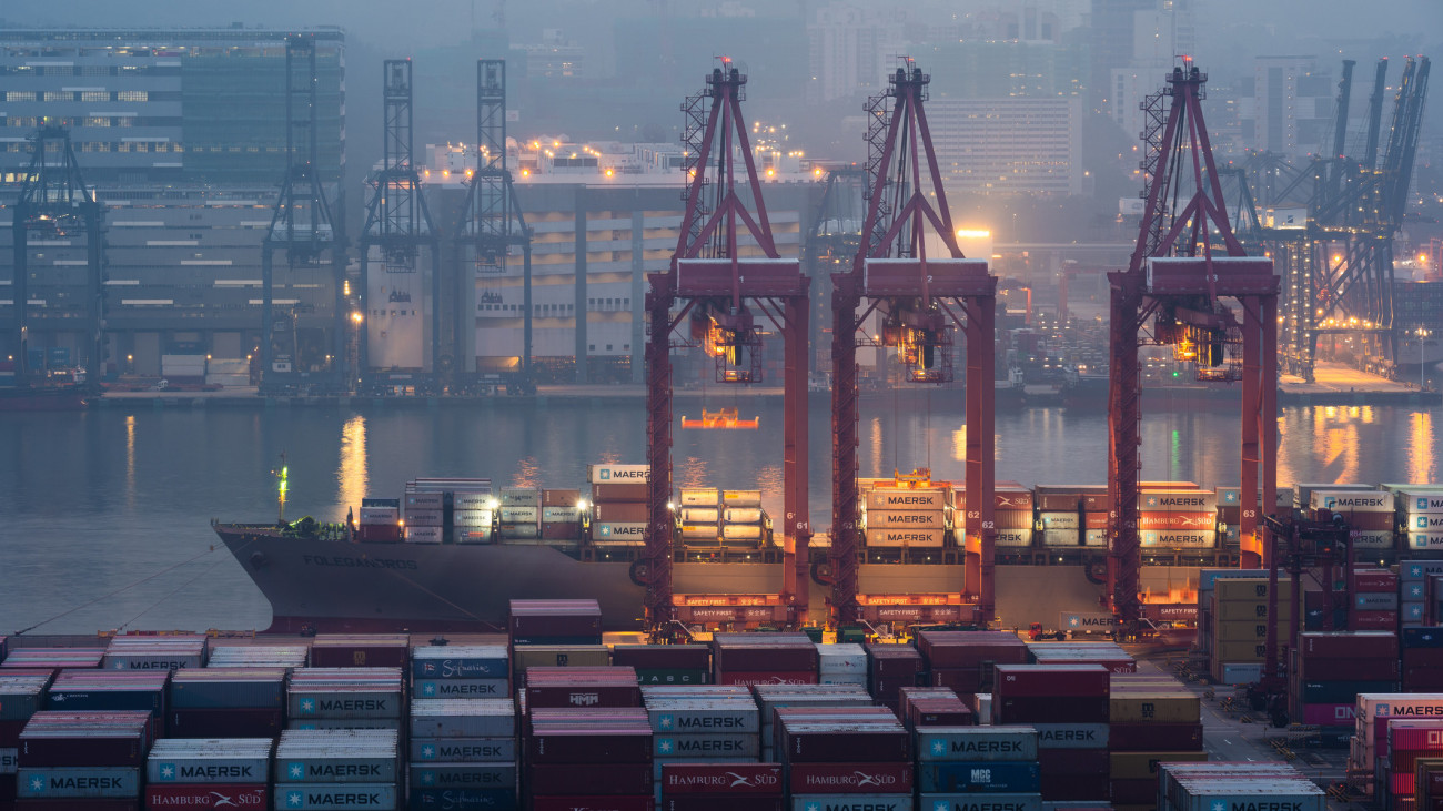 kínai gazdaság konténerhajó hongkong - Cranes loading containers at a port