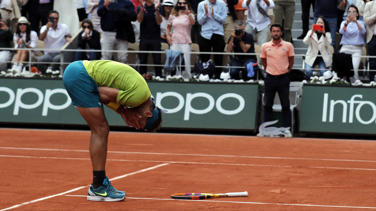 A spanyol Rafael Nadal ünnepel, miután győzött a norvég Casper Ruud ellen a francia nemzetközi teniszbajnokság férfi egyesének döntőjében a párizsi Roland Garros Stadionban 2022. június 5-én.